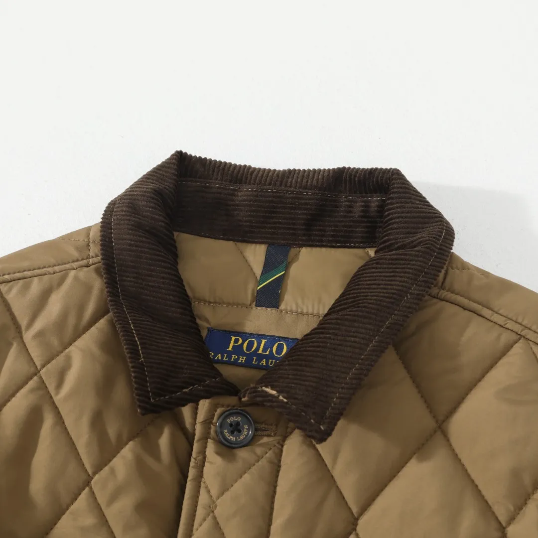 P370 #R50 Ralph Lauren/Ralph Lauren classic old money style workwear rhombus retro cotton jacket. Inspired by retro workwear, it reshapes the contemporary British style. Imported machine-pressed diamond quilting technology, every quilting line is accurately aligned, and the details are full of ingenuity; three-dimensional tailoring creates a neat H-shaped silhouette, and it can still remain light and straight when worn in multiple layers in autumn and winter. Customized metal buttons, low-key embellished textured corduroy lapel design, full of retro atmosphere, 37.5° temperature control black technology, breathable and moisture-proof, locks in temperature and sweat, waterproof and snow-proof fabric, no fear of bad weather, anti-run cotton patented technology, warm and soft, long-wearing without deformation, five high-end colors: navy | khaki | black | green | brown, easily suitable for commuting, leisure, and travel. Wearing one piece gives off a calm temperament of "old money style", and you can have both style and warmth in low-temperature weather.  Color: Navy blue, black, khaki, military green, brown Size: S M L